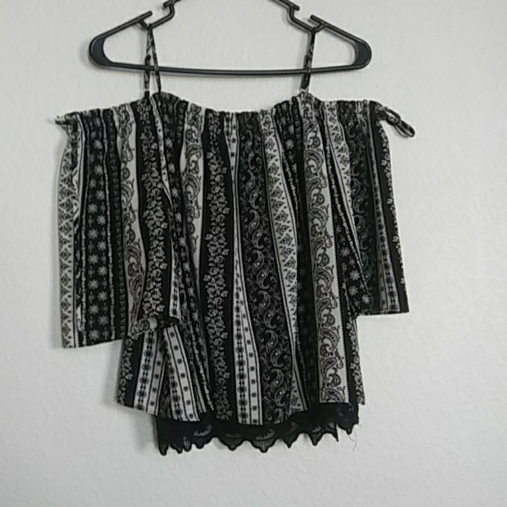 Iz buyer large black n white off the shoulder